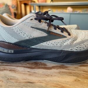 Brooks Women’s Athletic Running Shoes in Light Gray with Black Accents